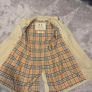 Burberry size 06 trench coat slim fit Beautiful new